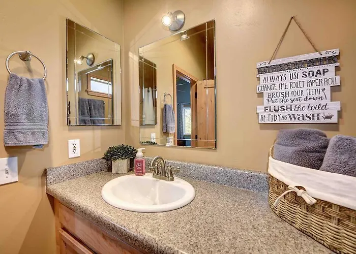 The A On Red Field, Hot Tub, Tesla Charger, A/c Holiday home Mountainaire