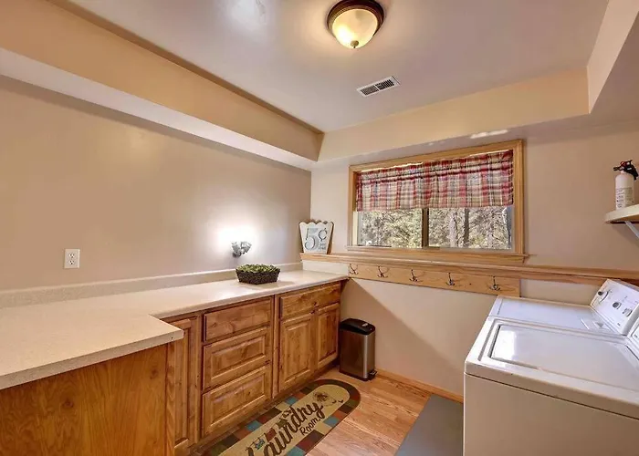 Holiday home The A On Red Field, Hot Tub, Tesla Charger, A/c *