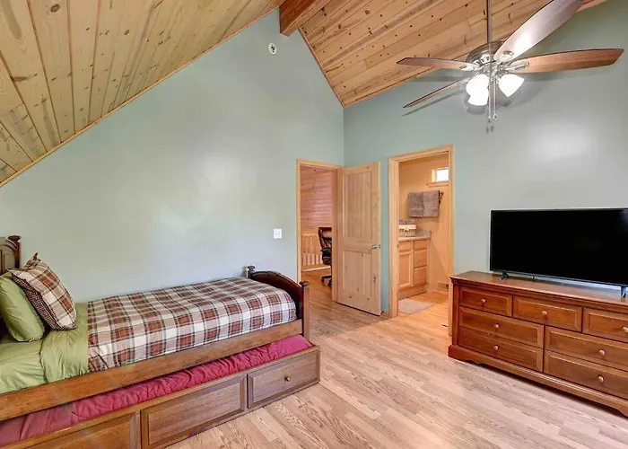 Holiday home The A On Red Field, Hot Tub, Tesla Charger, A/c