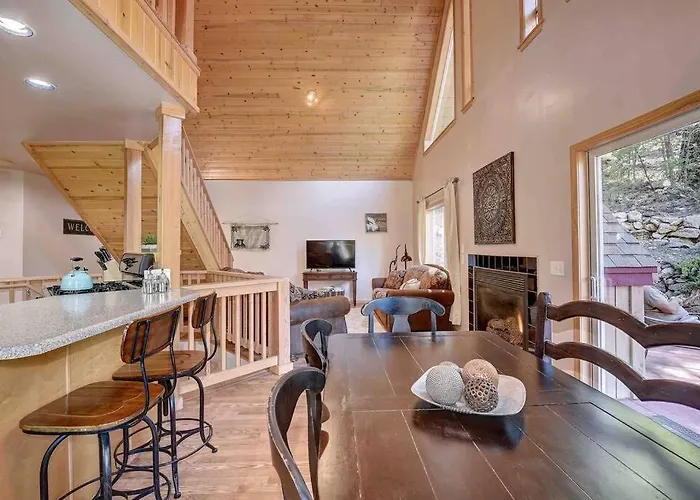 The A On Red Field, Hot Tub, Tesla Charger, A/c Holiday home Mountainaire